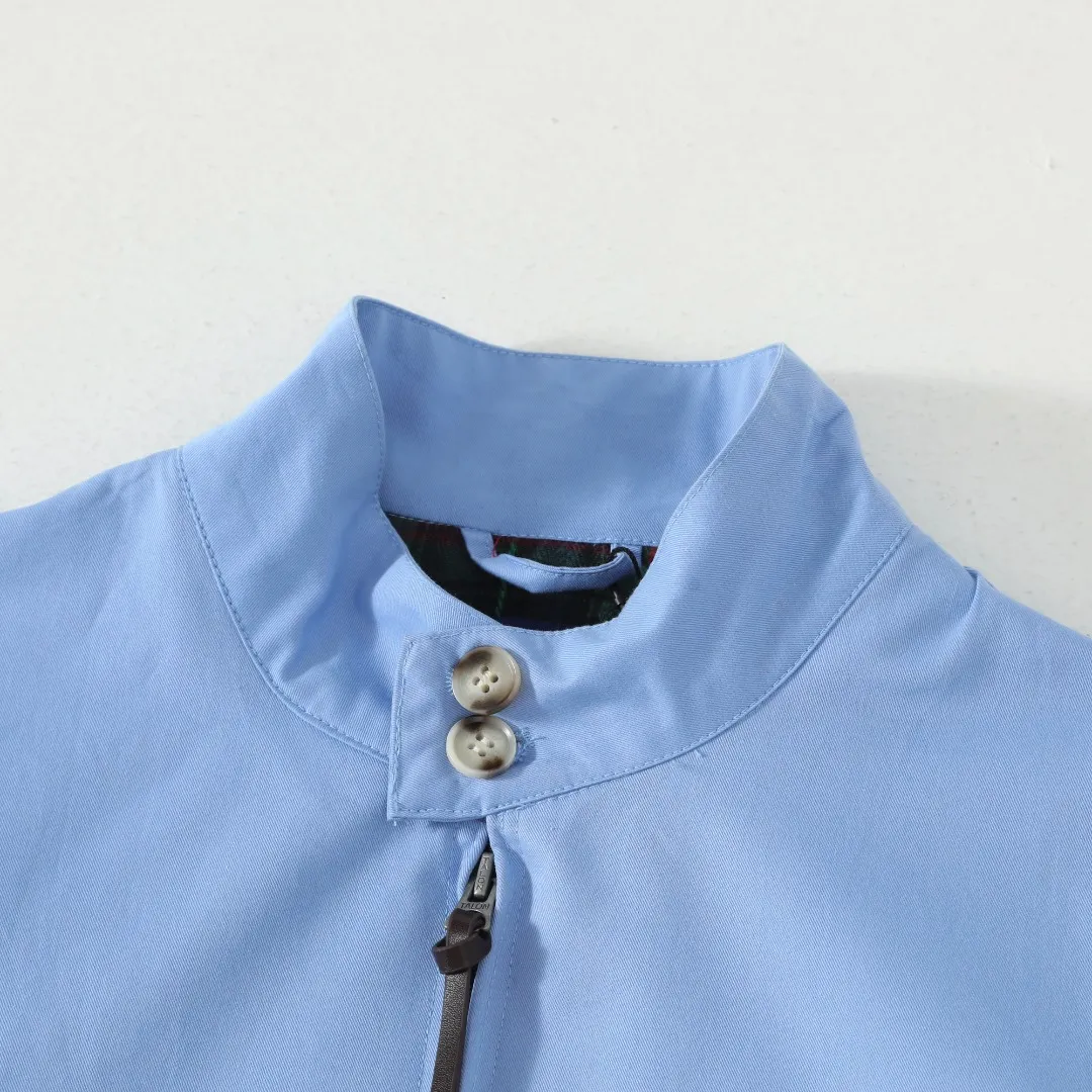 P350 #R23 Ralph Lauren polo white lily contract men's and women's old money style old cadre stand collar workwear Harrington jacket item number RL12020 The fabric has a double-layer shin feel and is full of weight! It's not as heavy as a regular jacket, and the ordinary cotton material feels really different. This one is super comfortable, soft and stylish, and has a green plaid interior that has a retro movie fashion feel! The fit is loose but not baggy. The size is just right and not too picky. The dropped shoulder design modifies the shoulder shape without making it look bulky. This silhouette is a style that will never go out of style after being worn for a long time. The upper body is also very durable and recognizable. The loose and reasonable fit can be worn by both men and women, making it easy to create a clean and refreshing youthful look. The embroidery on the chest is all German Oman embroidery fiber with original data. The embroidery process is very particular about using Japanese Tajima machines to ensure exquisite three-dimensional embroidery. That is what I said is different from the ones on the market. The workmanship is loose and can be used by boys and girls!! Color: Black Khaki Navy Blue Army Green Light Blue Size: M L XL XXL Length: 68/70/72/74 Bust: 122/126/130/134 Shoulder width: 53/54/55/56 Sleeve length: 65/66/67/68